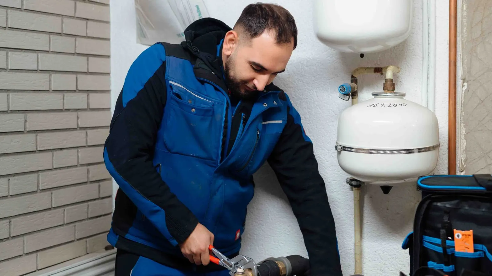 Monteur der Sven Zöpfgen GmbH an einer Heizungsanlage