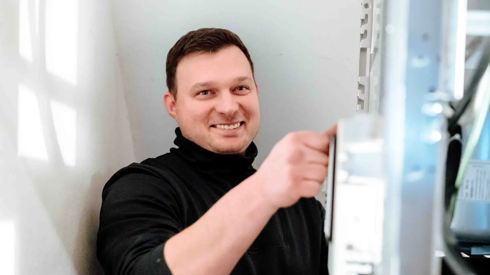 Juri von der Sven Zöpfgen GmbH bei der Badsanierung