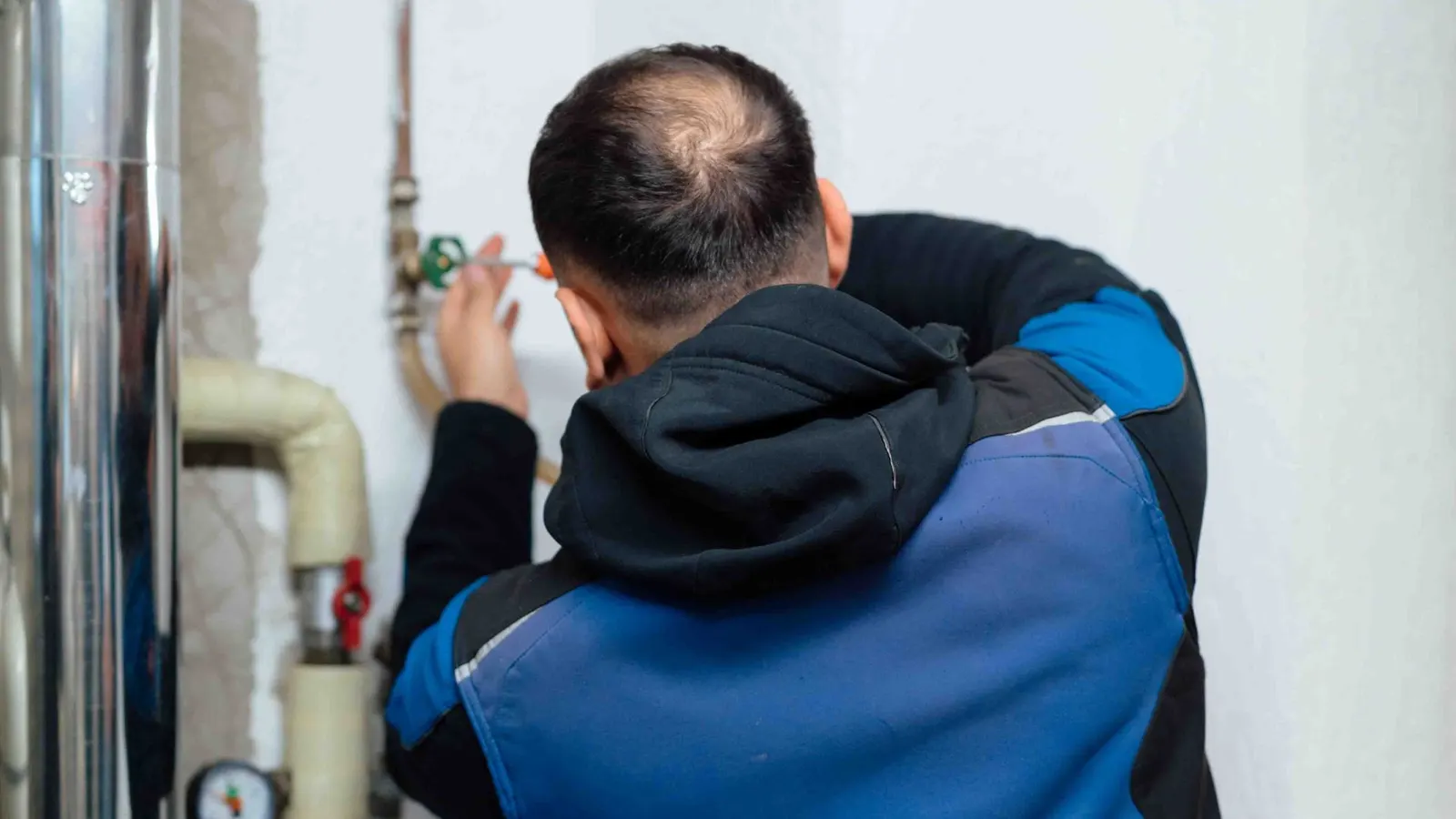 Monteur der Sven Zöpfgen GmbH bei der Sanitärinstallation