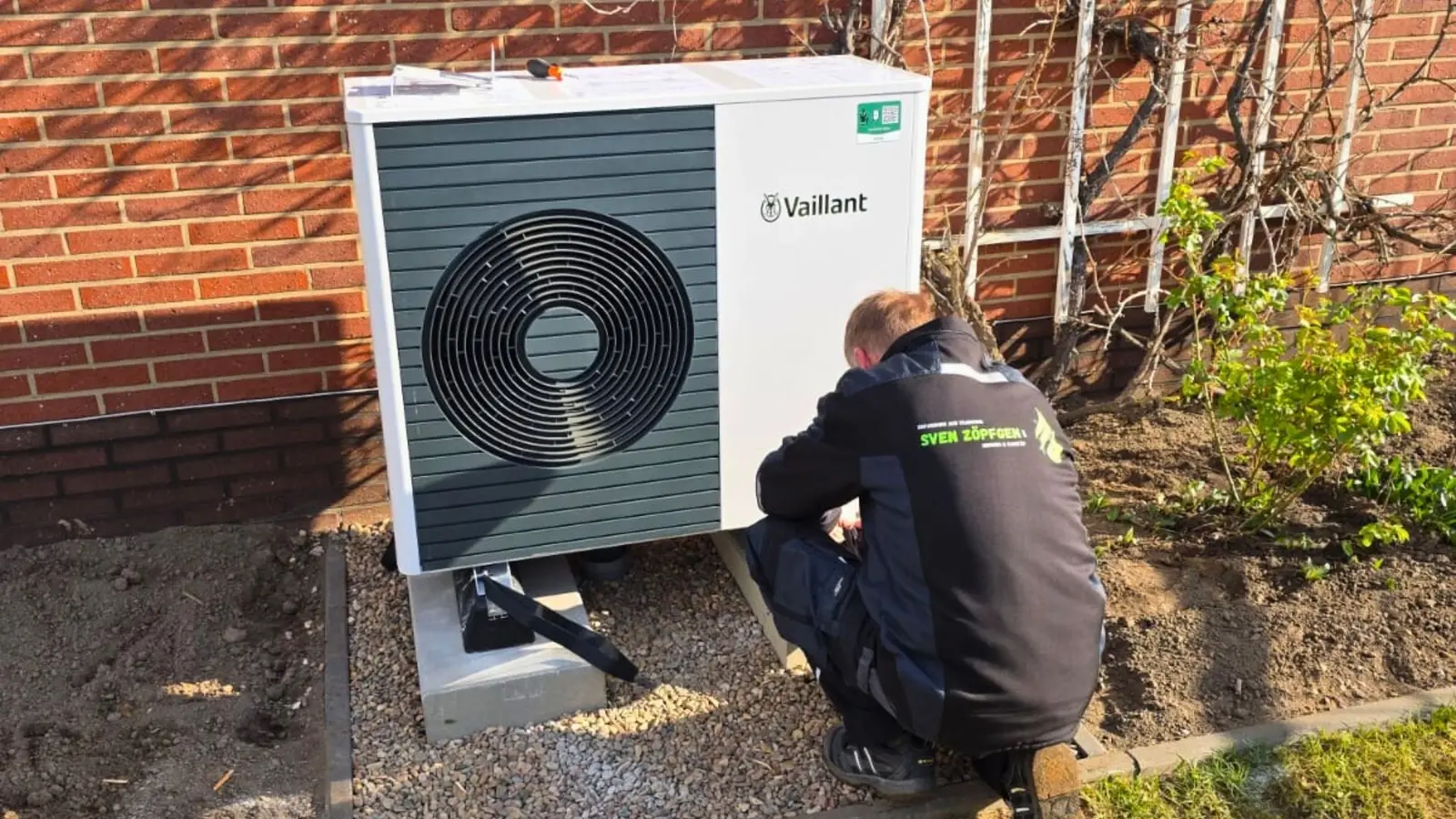 Monteur der Sven Zöpfgen GmbH beim Anschluss einer Vaillant-Wärmepumpe