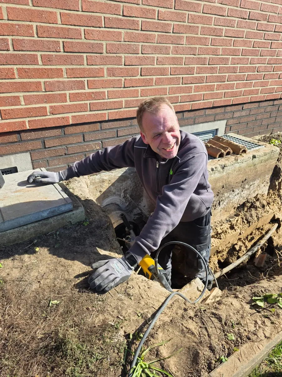 Jörg verlegt Rohre für eine Wärmepumpe